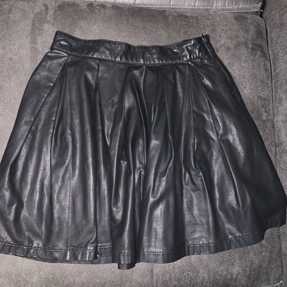 Cute leather skirt - Picture 1 of 2